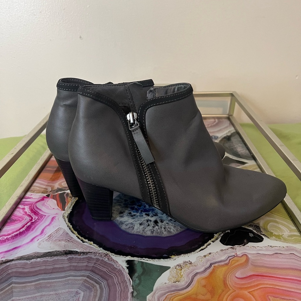 ⚡️⚡️$8 flash sale 😮👏 Rialto Charcoal Ankle Booties